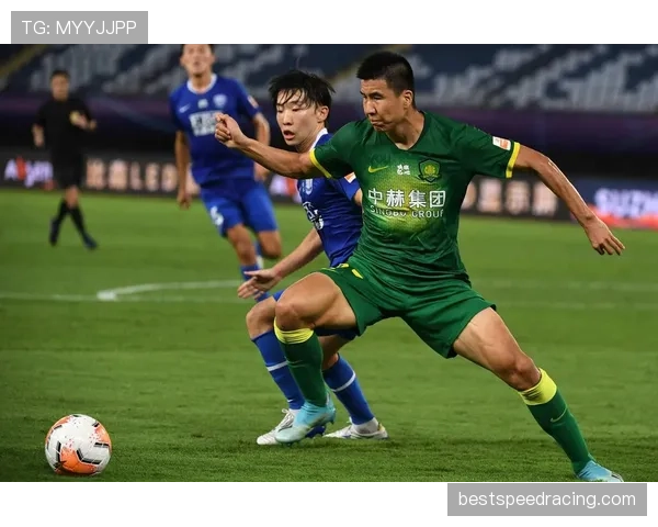 特写:沧州雄狮33岁老将的后腰角色转型,专司防守拦截与转换第一传 特写:沧州雄狮33岁老将的后腰角色转型,专司防守拦截与转换第一传